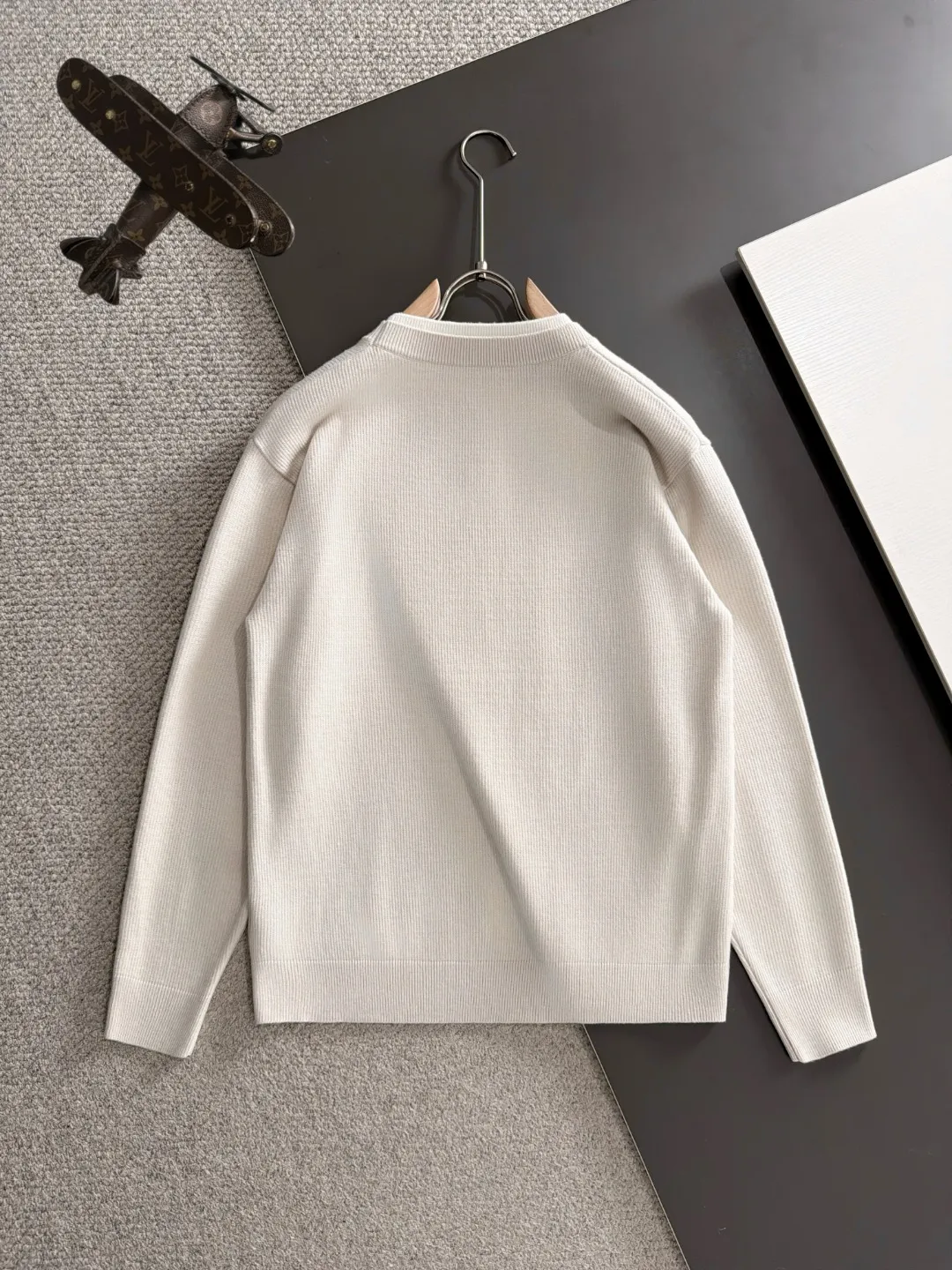 Next day shipping LP 2041 official website latest autumn and winter sweaters, hot sale at the counter simultaneously! Specially made of wool blended fabric. It feels comfortable and can be directly in contact with the skin. The logo badge is exquisitely embroidered, which is extremely eye-catching! The details highlight the fashionable charm of big brands. Exquisite workmanship. Three-dimensional cutting style. The wearing effect is invincible and handsome! All three standards are complete! Sizes:M-3XL